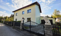 Haus - 4662, Laakirchen - Gepflegtes Wohnhaus mit Wintergarten, Doppelgarage und sonnigem Garten
